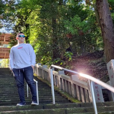 丑若京助の全身写真